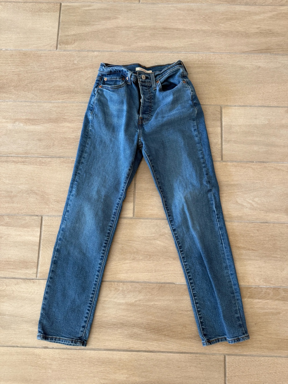 Levi's Women Straight Leg Jeans in Blue Wash